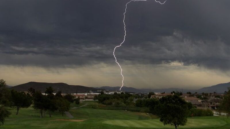 Capturan un impresionante rayo y un arcoíris en la misma foto