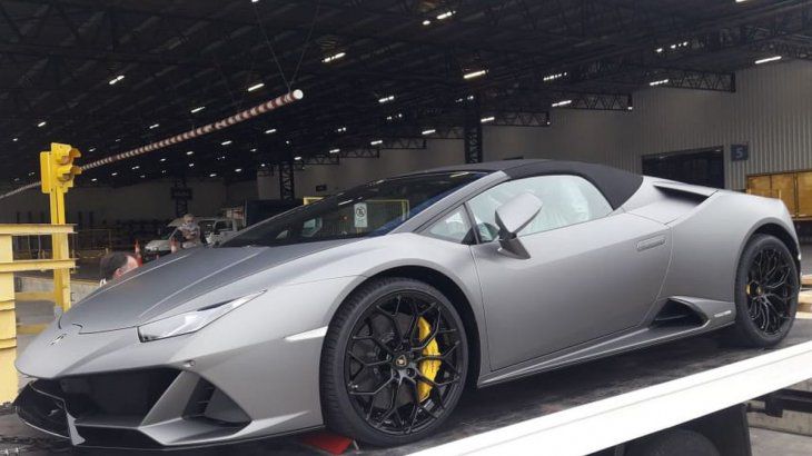 Sorpresa en Ezeiza: llegó en avión un Lamborghini Huracan Evo Spyder
