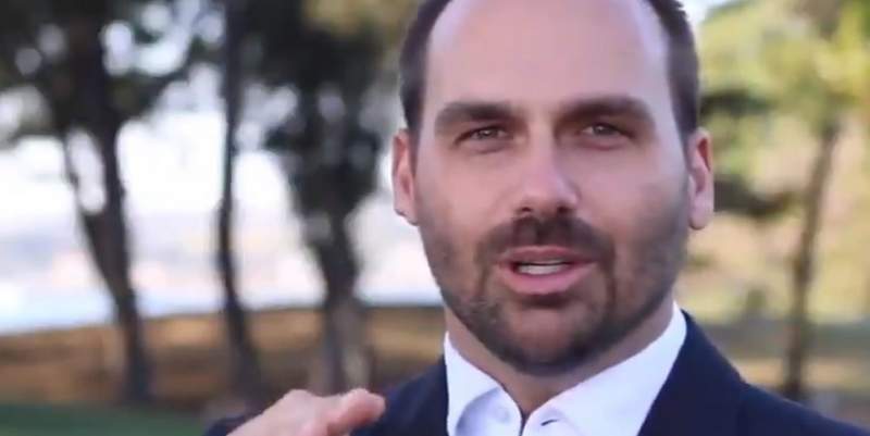 El hijo de Bolsonaro dijo que la cuarentena argentina es “una calamidad”