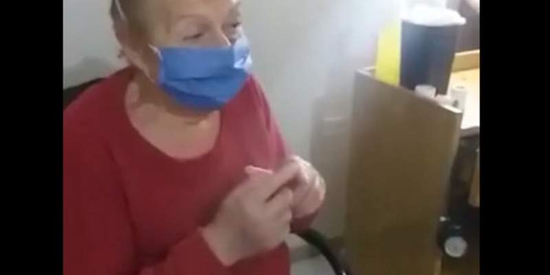 Les dijeron que su abuela murió, pero estaba viva y enterraron a la mujer equivocada