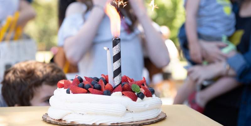 Un país pide suspender cumpleaños por el aumento de contagios