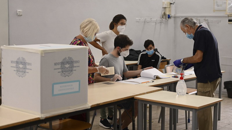 Con el 70% a favor, los italianos aprueban la reducción de un tercio del Parlamento