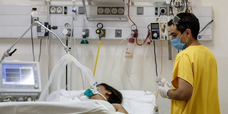 “Última cama”: cómo son los protocolos que deberán seguir los médicos en Argentina si colapsa el sistema de salud