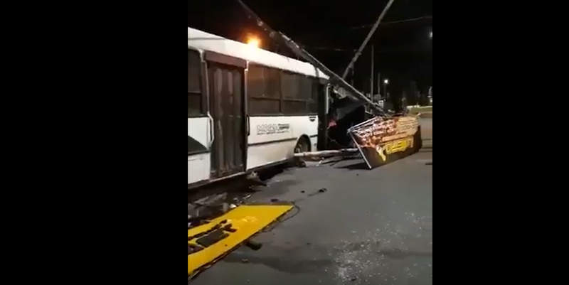 Borrachos se robaron un colectivo y lo chocaron a las 10 cuadras