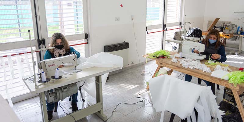 Continúan confeccionando camisolines y barbijos