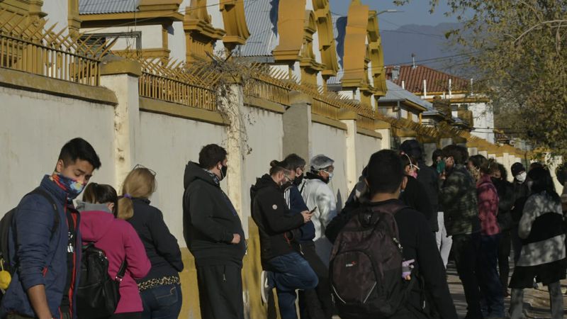 Largas filas en algunos hospitales de Mendoza para hisoparse