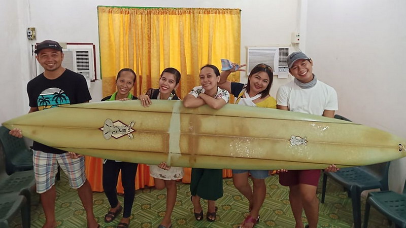 Un surfista encontró su tabla luego de dos años y a más de 8000 kilómetros de distancia
