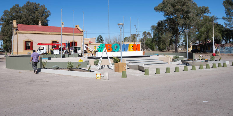 Se realizan obras de Asfalto en el Distrito de Bowen y Ciudad