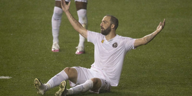El debut de Higuaín: chilena, penal a las nubes y escándalo