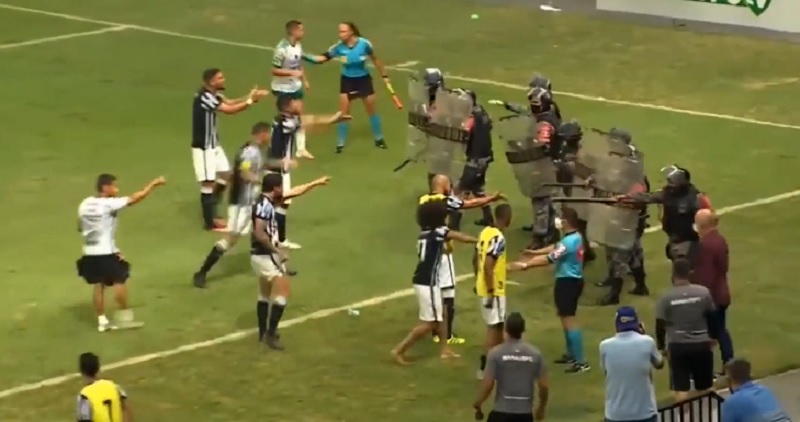 Escandalo en el fútbol de Brasil: la Policía intervino tirándole gas pimienta a los jugadores