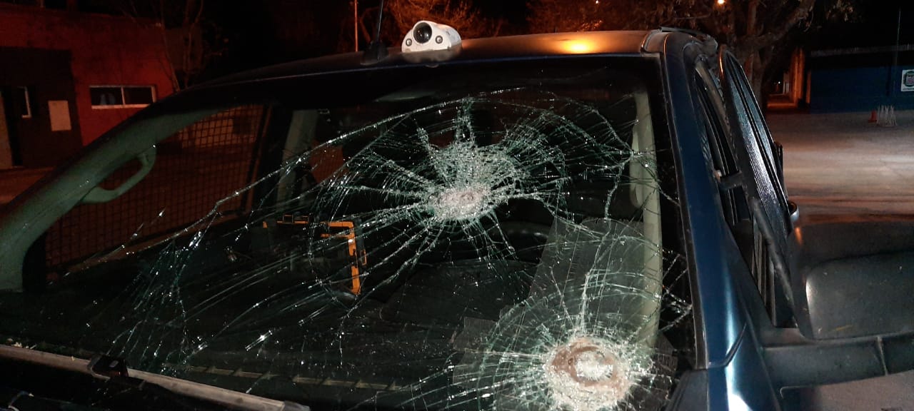 Vándalos dañaron un móvil policial