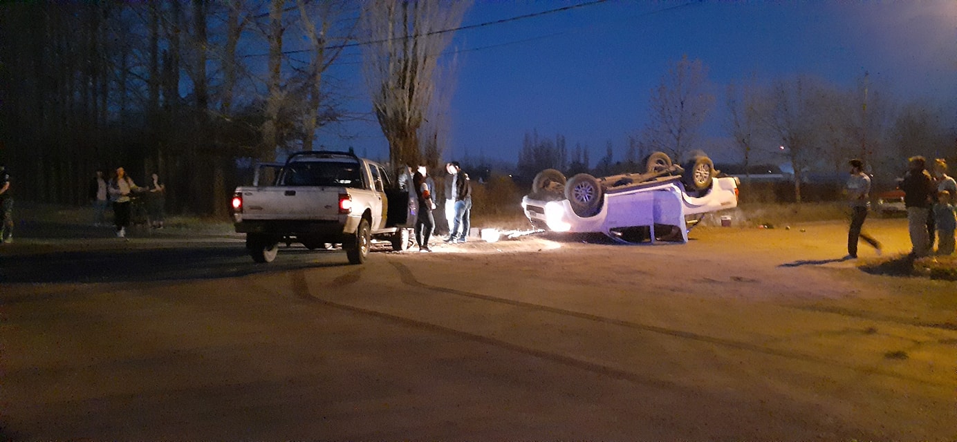 Una camioneta volcó tras un fuerte accidente