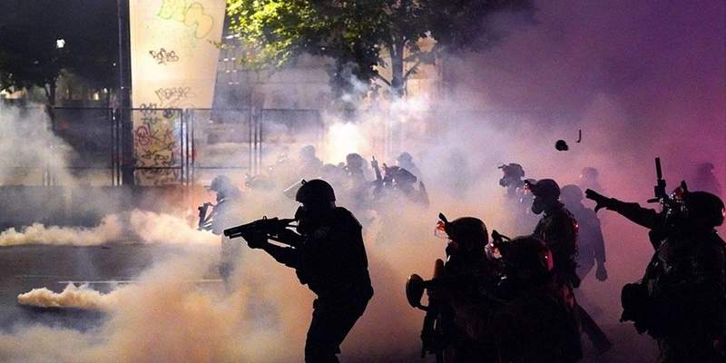 Trump felicitó a la policía de Portland que arrestó a 59 personas en una protesta antirracista