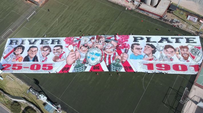 Exclusivo: el telón de 1.200 kilos de los ídolos de River en el Día del Hincha