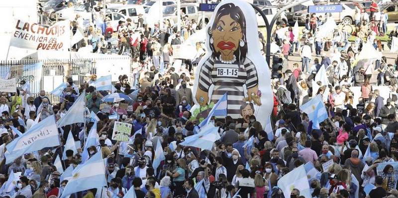 El banderazo del 12O: masiva concentración contra el Gobierno en distintos puntos del país