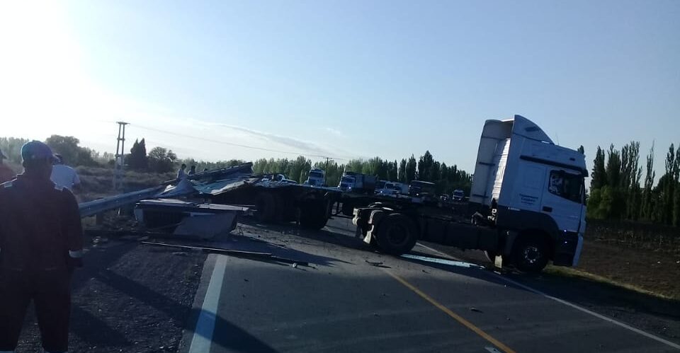 Un camión perdió parte de su carga sobre Ruta 143