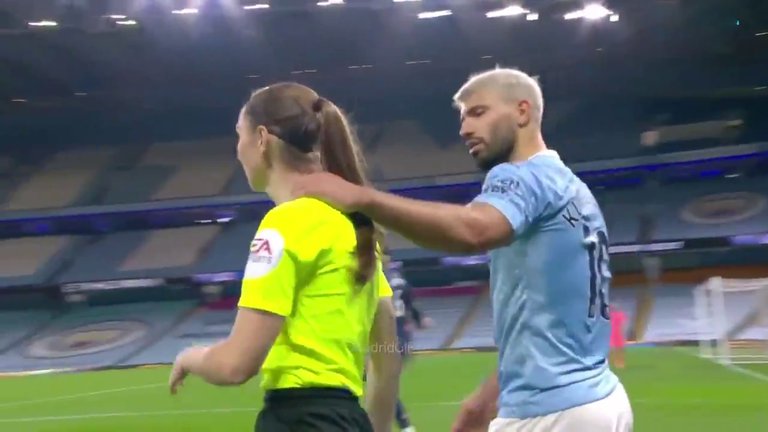 Polémica en Inglaterra por el agarrón de Sergio Agüero a la jueza de línea Sian Massey-Ellis