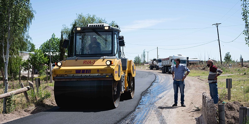 Avanza el asfaltado de calles en Bowen y se superarán los tres mil metros de obra