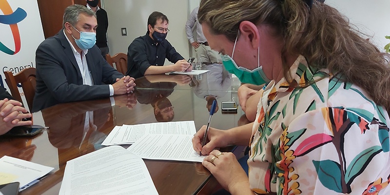 El Ministro de Economía y Energía firmó convenios en General Alvear