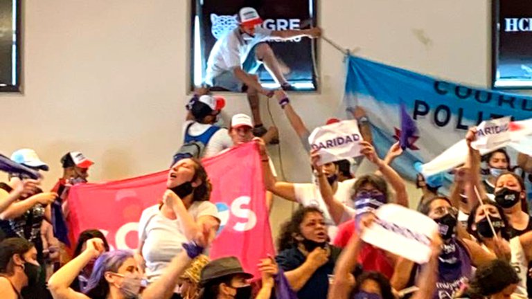 Militantes del Movimiento Evita tomaron por asalto el Concejo Deliberante de Tigre para que no asuma un integrante de La Cámpora