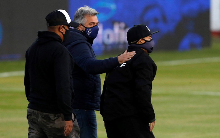Diego Maradona debió retirarse del estadio de Gimnasia tras un emotivo homenaje