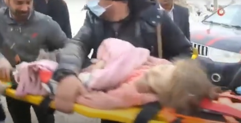 Terremoto en Turquía: buscan cuerpos entre los escombros