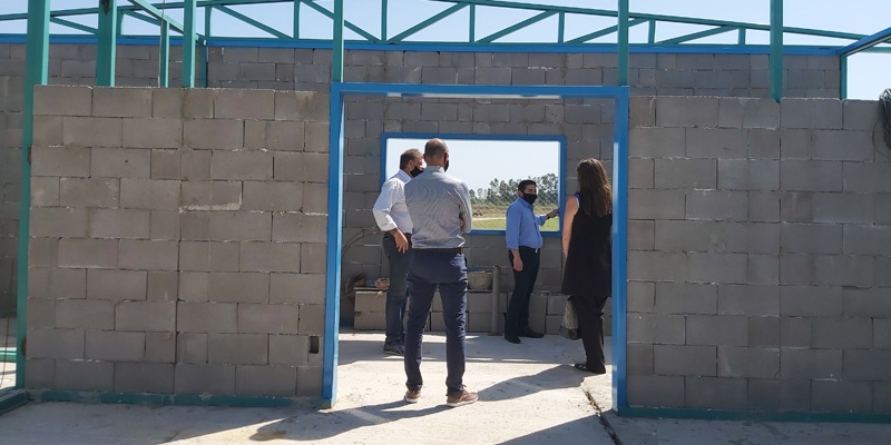 Personal de Fundación Grupo América recorrió la obra del SUM Barrio Parque junto al Intendente.