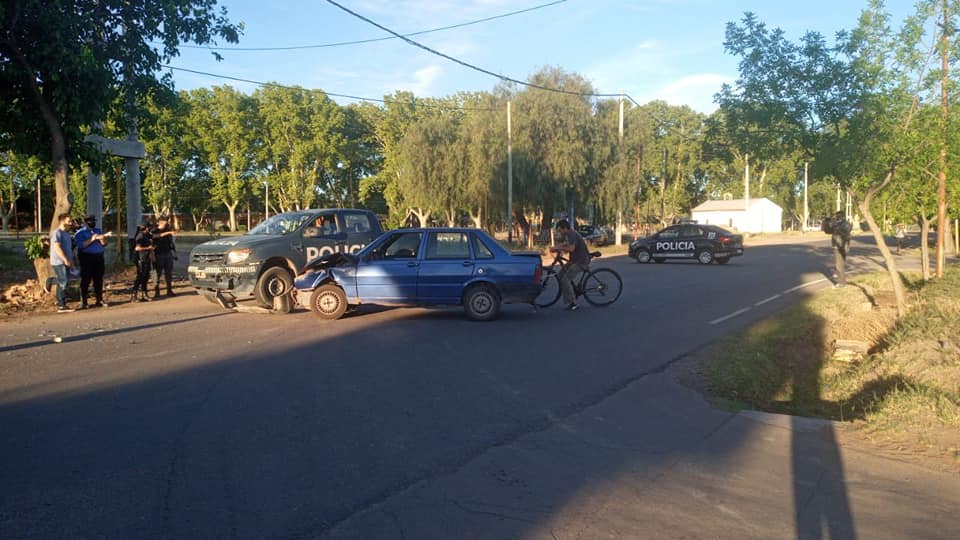 Un automóvil impactó con un móvil policial
