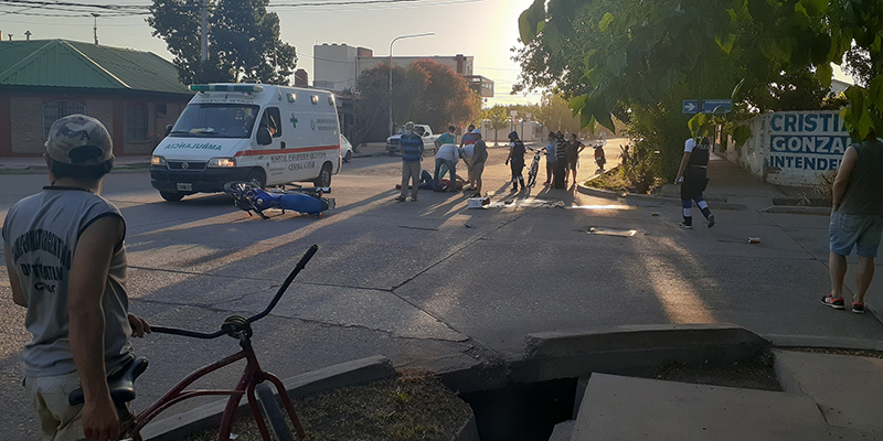 Motociclista resultó lesionado tras impactar con un vehículo