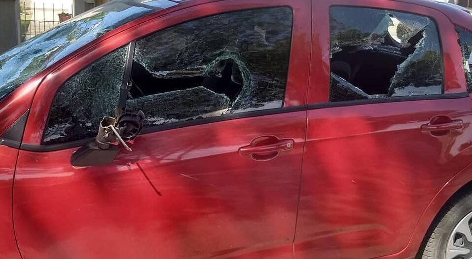 Destrozó el vehículo de un vecino y en menos de dos horas ya estaba libre