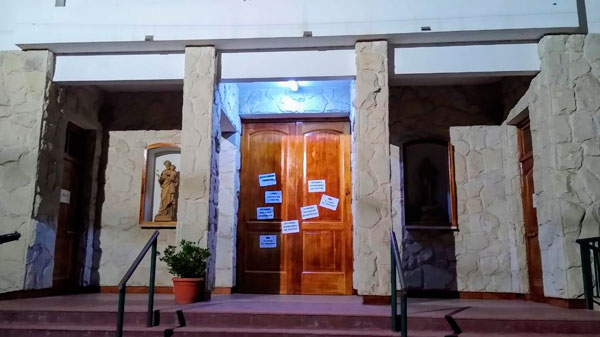 Por el cierre del Seminario, fieles pegaron carteles en la Parroquia Sagrado Corazón