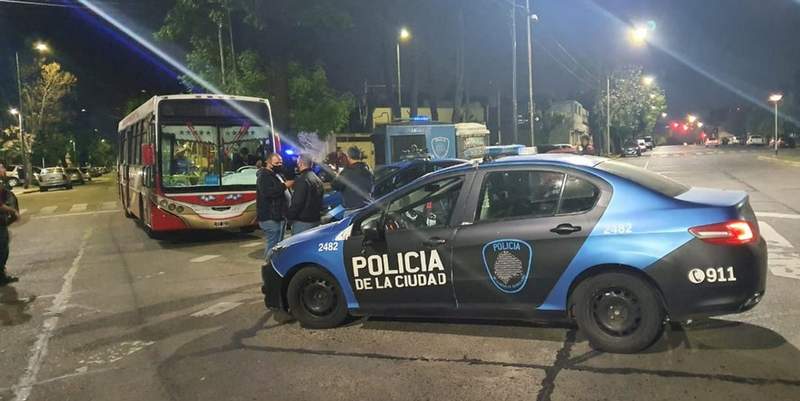 Una policía mató de un tiro a un chico de 15 años que subió a robar a un colectivo en Villa Lugano
