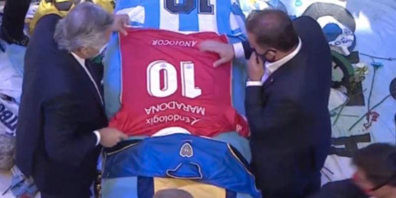 Denunciaron a Alberto Fernández por organizar el velatorio de Maradona en Casa Rosada