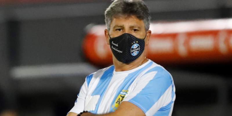 Gremio: El DT Gaúcho, con la camiseta argentina de Diego Maradona