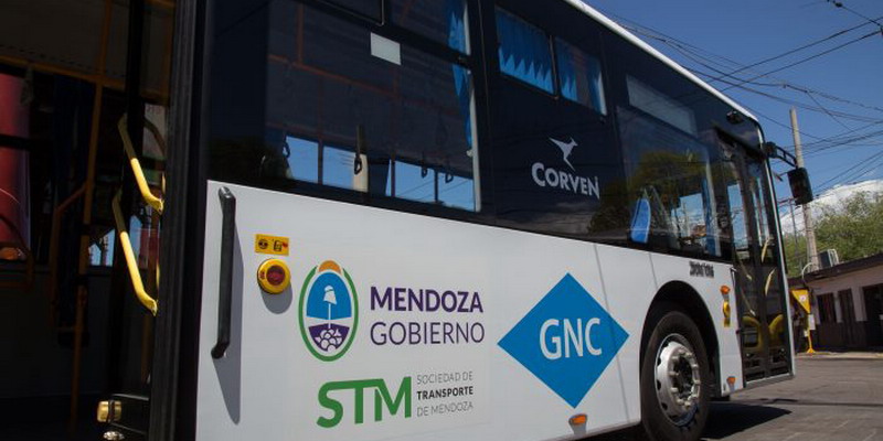 Se presentó la primera unidad de transporte público 100% a GNC