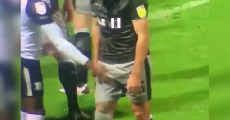 Polémica en Inglaterra por la forma de marcar de un jugador: manoseó al rival en sus partes íntimas