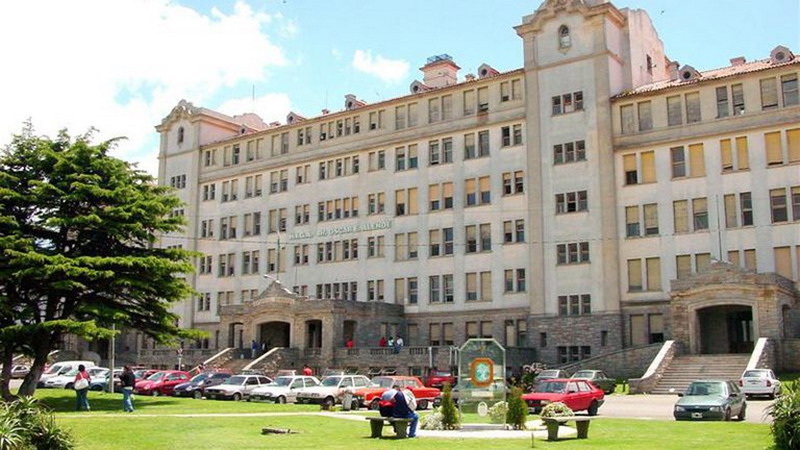 Tragedia en las vacaciones: dio marcha atrás con su auto y mató a su esposa