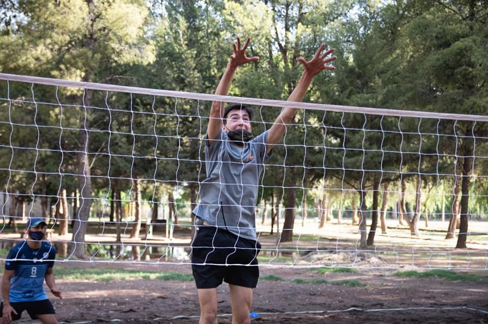 Con la Escuela de Beach Vóley comenzaron las actividades en el poli