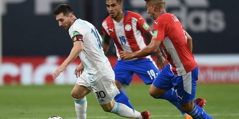 Argentina tuvo una confusa noche y empató con Paraguay en la Bombonera