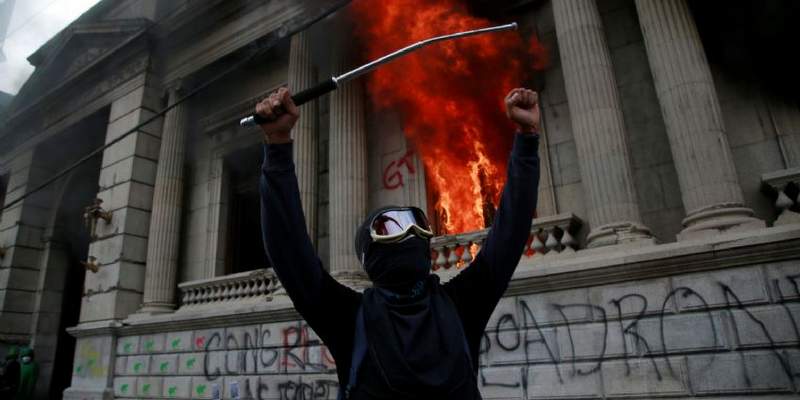 Manifestantes prendieron fuego el Congreso de la República de Guatemala
