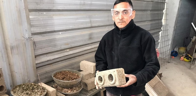 Inventó ladrillos de cartón para poder terminar su casa y ahora los usan en edificios públicos