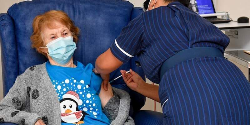 Una mujer de 90 años, la primera del mundo en recibir la vacuna de Pfizer