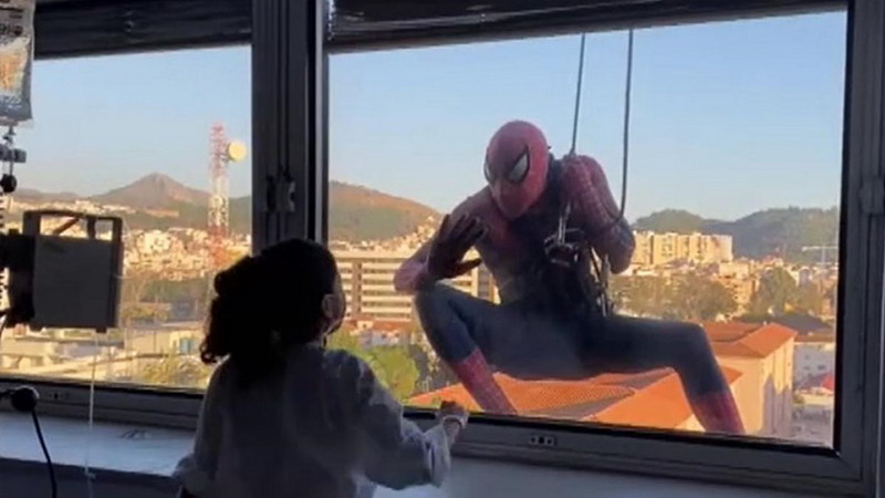 Un “Spiderman” se cuelga en un hospital para alegrar a los niños enfermos