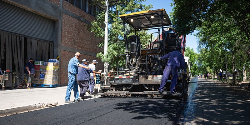Continúa el plan de asfalto, esta vez en el Barrio  San Carlos.