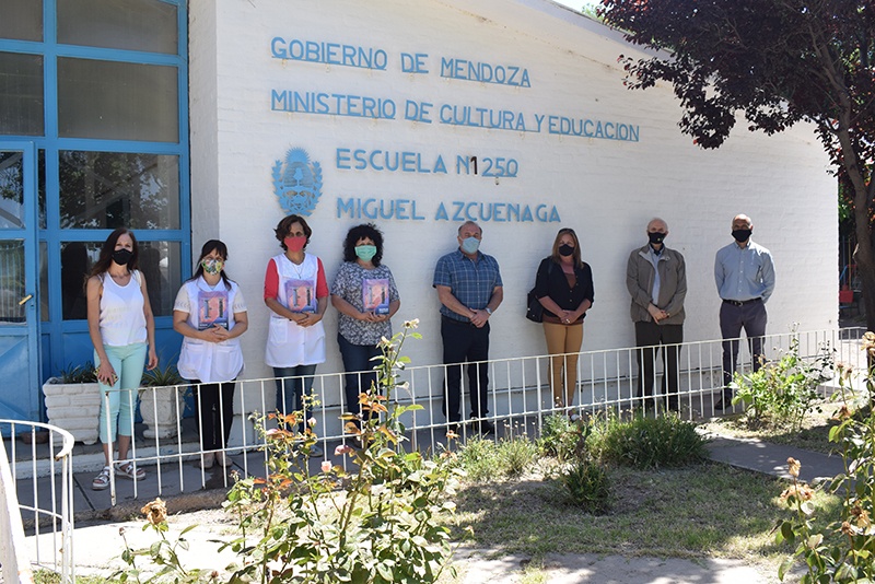 Entregaron manuales de Historia de Alvear a la Escuela Azcuénaga