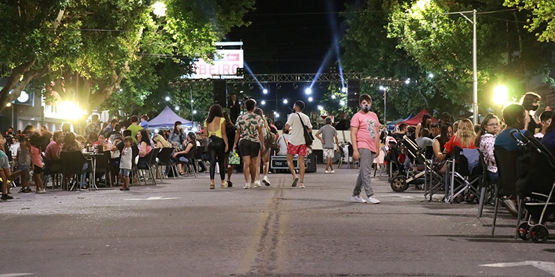 Exitoso domingo en la peatonal del arte y el vino