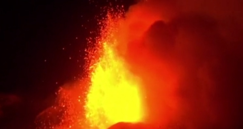 Video: volcán Etna entró en erupción y arrojó una fuente de lava ardiente a 100 metros de altura