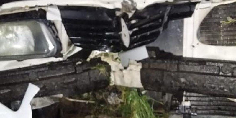 Dos lesionados tras chocar con un poste