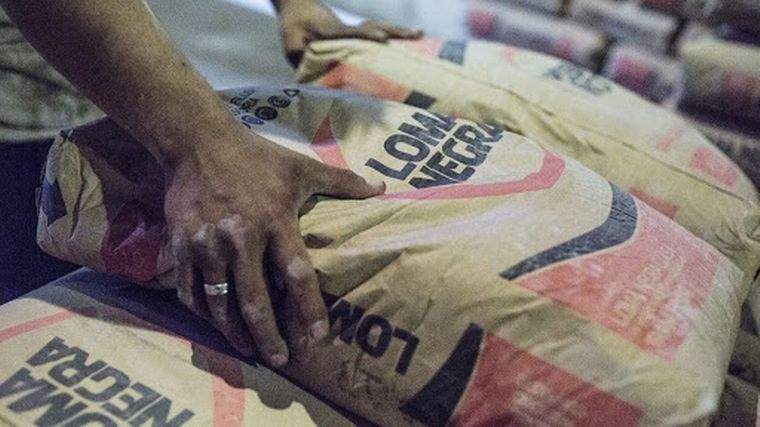 Loma Negra paralizó sus hornos y podría faltar cemento