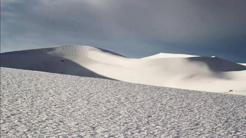 Fuerte nevada en el desierto del Sahara con temperaturas de -2.2°
